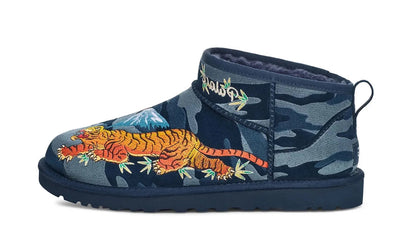Palace UGG Classic Ultra Mini Boot Palace Navy Camo granatowy - widok główny z boku | Saturaise.com