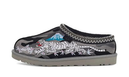 Palace UGG Tasman Slipper Palace Black Camo czarny - widok główny z boku | Saturaise.com