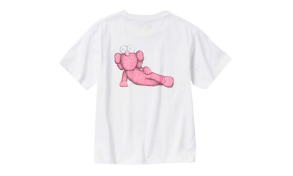 Uniqlo T-Shirt KAWS Pink Graphic - widok główny z boku - Kolekcjonerska figurka