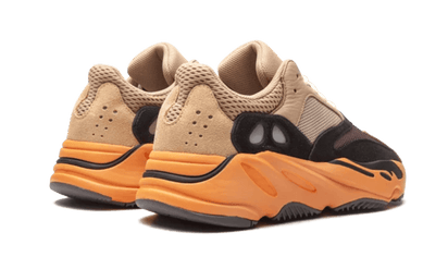Buty Adidas Yeezy 700 Enflame Amber - widok z przodu - Rozmiary EU