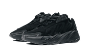 Kup oryginalne Yeezy 700 MNVN Triple Black - widok z drugiego boku - Sneakersy