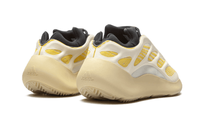 Buty Adidas Yeezy 700 V3 Safflower - widok z przodu - Rozmiary EU