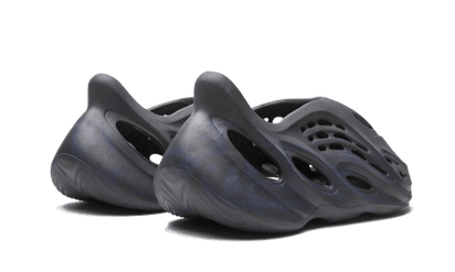 Buty Yeezy Yeezy Foam RNNR Mineral Blue - widok z przodu - Rozmiary EU