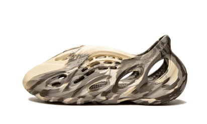 Yeezy Yeezy Foam RNNR MX Clay Cream beżowy - widok główny z boku | Saturaise.com