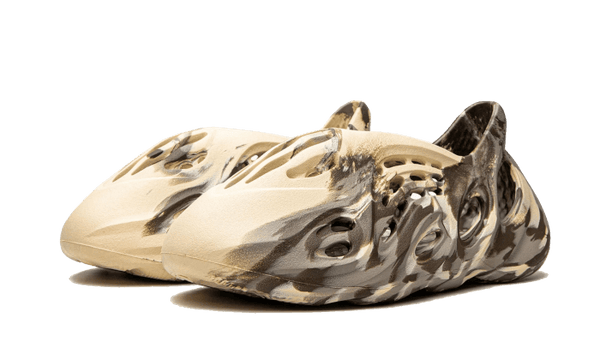 Yeezy Foam RNNR MX Clay Cream - Kup oryginalne Yeezy Foam RNNR MX Clay Cream - widok z drugiego boku - Sneakersy