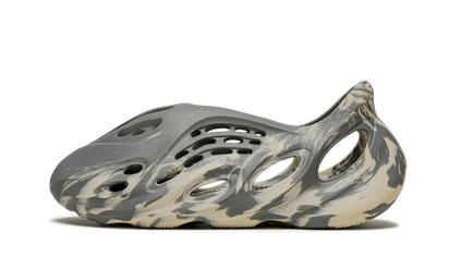 Adidas Yeezy Foam RNNR MXT Moon Gray szary - widok główny z boku | Saturaise.com