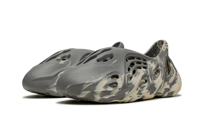 Kup oryginalne Yeezy Foam RNNR MXT Moon Gray - widok z drugiego boku - Sneakersy