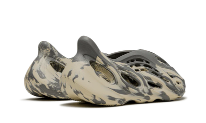 Buty Adidas Yeezy Foam RNNR MXT Moon Gray - widok z przodu - Rozmiary EU