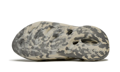 100% Oryginalne Yeezy Foam RNNR MXT Moon Gray - widok z tyłu - 1060.00 PLN