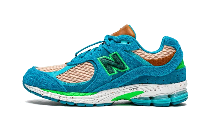New Balance 2002R Salehe Bembury Water Be The Guide niebieski-zielony - widok główny z boku | Saturaise.com