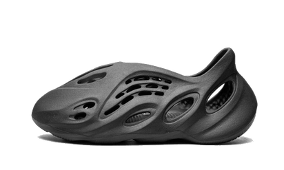 Yeezy Yeezy Foam RNNR Onyx - widok główny z boku | Saturaise.com