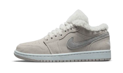 Air Jordan Air Jordan 1 Low SE Sherpa Fleece biały-szary - widok główny z boku | Saturaise.com