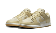 Kup oryginalne Dunk Low Khaki Suede Gum DZ4513-200 - widok z drugiego boku - Sneakersy