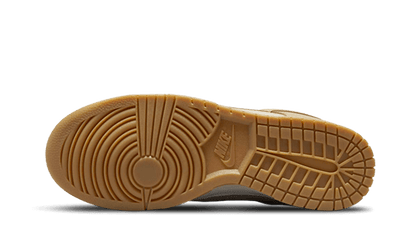 Buty Nike Dunk Low Khaki Suede Gum - widok z przodu - Rozmiary EU