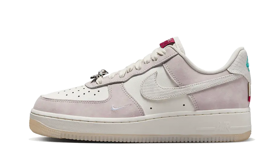 Nike Air Force 1 Low Year of the Dragon (2024) biały-fioletowy - widok główny z boku | Saturaise.com