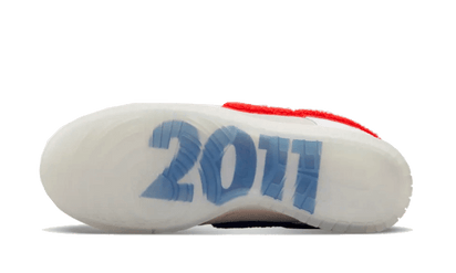 Buty Nike Dunk Low Retro PRM Year of the Rabbit White Crimson - widok z przodu - Rozmiary EU