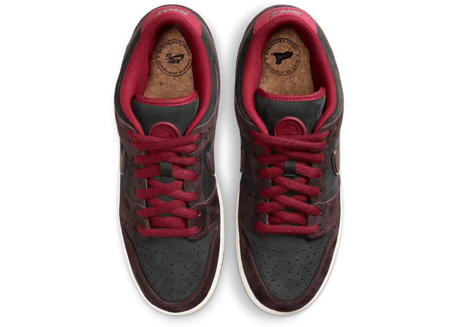 Buty Yeezy Riot Skateshop x Nike SB Dunk Low "Mahogany" - widok z przodu - Rozmiary EU