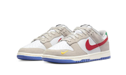 Kup oryginalne Dunk Low Light Iron Ore Red Blue DV3497-001 - widok z drugiego boku - Sneakersy