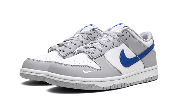 Dunk Low Mini Swoosh Wolf Grey Game Royal - Kup oryginalne Dunk Low Mini Swoosh Wolf Grey Game Royal FN3878-001 - widok z drugiego boku - Sneakersy