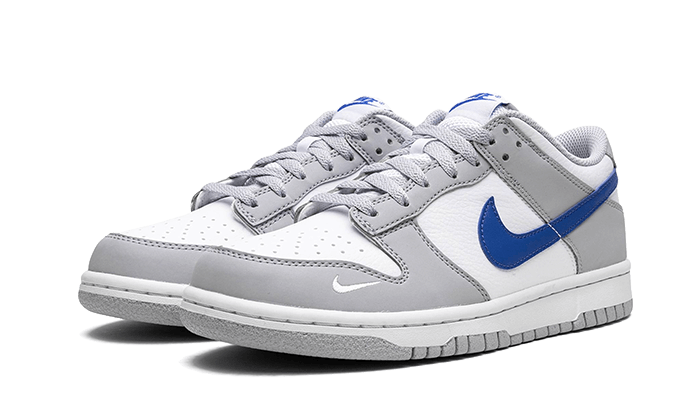 Kup oryginalne Dunk Low Mini Swoosh Wolf Grey Game Royal FN3878-001 - widok z drugiego boku - Sneakersy