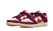 Kup oryginalne SB Dunk Low Skate Like A Girl Bordeaux - widok z drugiego boku - Sneakersy