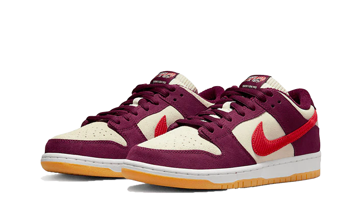 Kup oryginalne SB Dunk Low Skate Like A Girl Bordeaux - widok z drugiego boku - Sneakersy