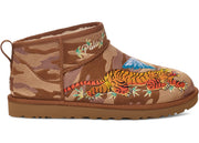Kup oryginalne Classic Ultra Mini Boot Palace Chestnut Camo 1172071-CTCM - widok z drugiego boku - Sneakersy