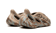 Buty Yeezy Yeezy Foam RNNR MX Sand Grey - widok z przodu - Rozmiary EU