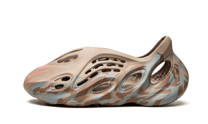 Yeezy Yeezy Foam RNNR MX Sand Grey szary - widok główny z boku | Saturaise.com