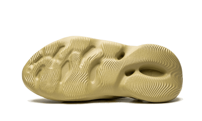 100% Oryginalne Yeezy Foam RNNR Sulfur - widok z tyłu - 610.00 PLN