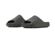 Kup oryginalne Yeezy Slide Dark Onyx ID5103 - widok z drugiego boku - Sneakersy