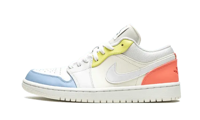 Air Jordan Air Jordan 1 Low To My First Coach biały-beżowy - widok główny z boku | Saturaise.com