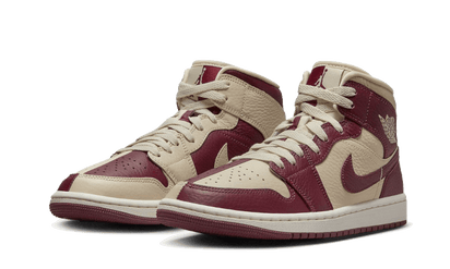 Kup oryginalne Air Jordan 1 Mid Split Beach Cherrywood Red DR0501-200 - widok z drugiego boku - Sneakersy