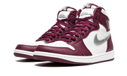 Kup oryginalne Air Jordan 1 Retro High OG Bordeaux 555088-611 - widok z drugiego boku - Sneakersy