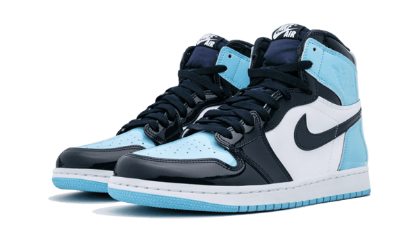 Air Jordan 1 Retro High UNC Patent - Kup oryginalne Air Jordan 1 Retro High UNC Patent CD0461-401 - widok z drugiego boku - Sneakersy