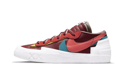 Blazer Low Sacai Kaws Team Red - widok główny z boku - Kolekcjonerska figurka