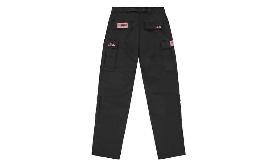 Kup oryginalne Corteiz Guerillaz Cargo Pant Black/Pink CORT-COGCPB-PPINK - widok z drugiego boku - Sneakersy