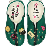 Buty Crocs Classic Clog Squid Game - widok z przodu - Rozmiary EU