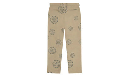 Kup oryginalne Denim Tears x Stussy Double S Wreath Chino Pant Khaki Brown DT-DTXSDS-KHAKIBROWN - widok z drugiego boku - Sne