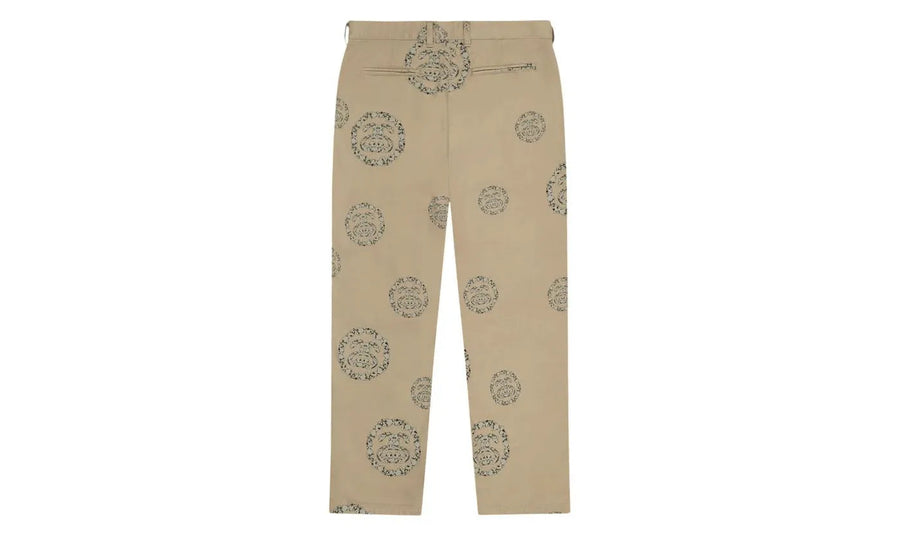 Kup oryginalne Denim Tears x Stussy Double S Wreath Chino Pant Khaki Brown DT-DTXSDS-KHAKIBROWN - widok z drugiego boku - Sne