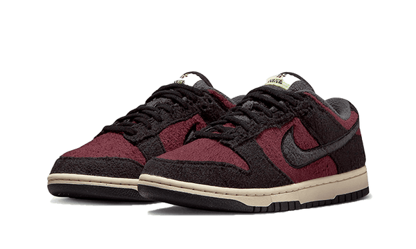 Dunk Low SE Fleece Burgundy Crush - Kup oryginalne Dunk Low SE Fleece Burgundy Crush DQ7579-600 - widok z drugiego boku - Sneakersy