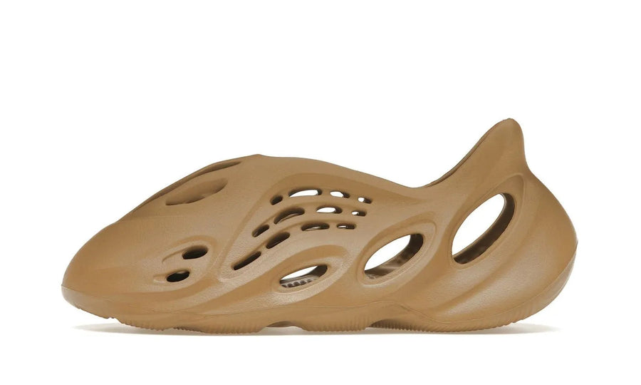 Yeezy Yeezy Foam RNNR Clay Taupe - widok główny z boku | Saturaise.com