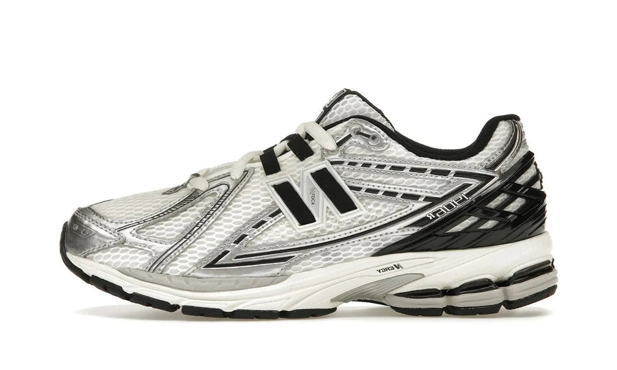 New Balance New Balance 1906R Silver Black czarny-biały - widok główny z boku | Saturaise.com