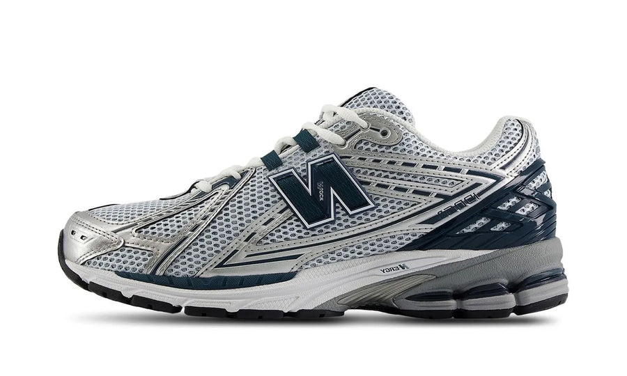 New Balance New Balance 1906R Silver Metallic Deep Ocean biały-srebrny - widok główny z boku | Saturaise.com