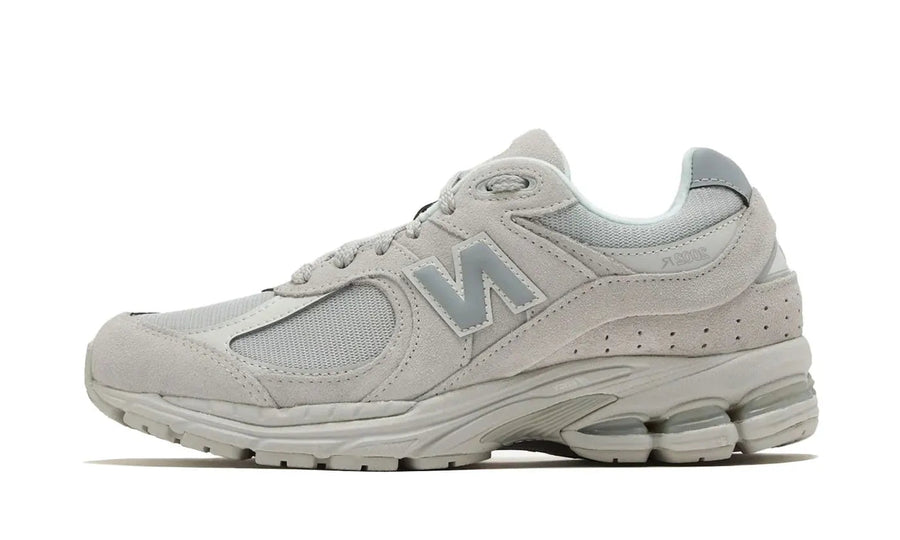 New Balance New Balance 2002R Light Gray szary - widok główny z boku | Saturaise.com