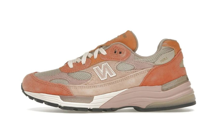 New Balance New Balance 992 MiUSA Joe Freshgoods Aged Well szary-różowy - widok główny z boku | Saturaise.com