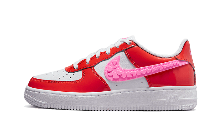 Nike Air Force 1 Low Valentine's Day (2023) biały-czerwony - widok główny z boku | Saturaise.com