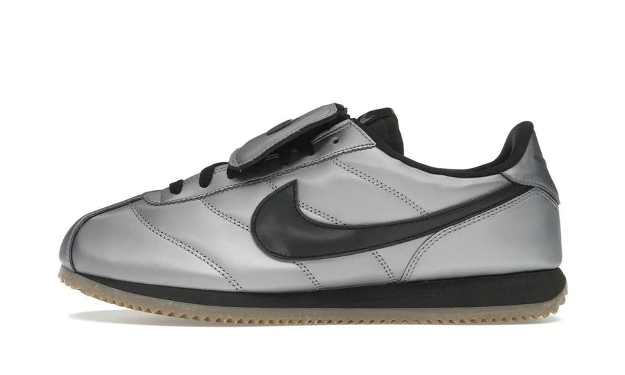 Kup oryginalne Nike Cortez SE Tiempo Pack Metallic Cool Grey - widok z drugiego boku - Sneakersy