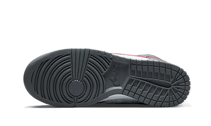 Buty Nike Dunk High Embossed Basketball Grey Red - widok z przodu - Rozmiary EU