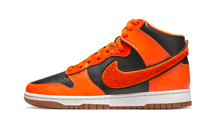Nike Dunk High University Chenille Swoosh Safty Orange czarny-biały - widok główny z boku | Saturaise.com